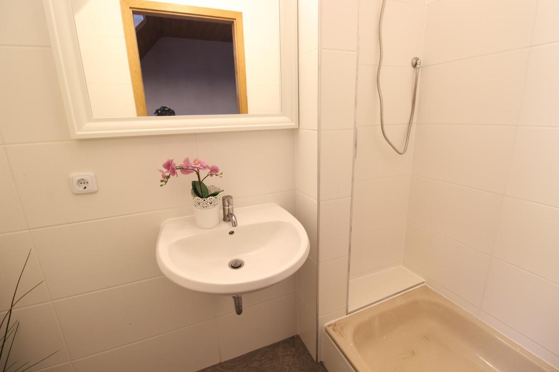Hotel Ulm Zentrum - Komplettes Zimmer, Hochbett, Android Tv & Eigenem Bad - Perfekt Fuer Familien & Gruppen Exterior foto